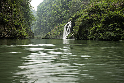 瀑布河流