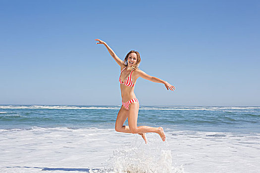 高兴,健身,女人,比基尼,跳跃,海滩