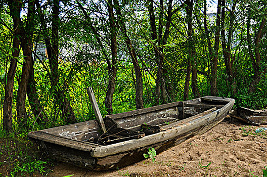 河边废弃的木船