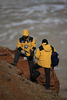 青海,可可西里,青海省最高峰布格达坂峰下科学家在进行地质采样