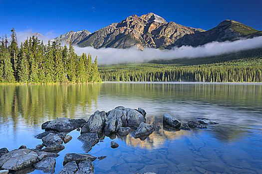 湖,正面,山峦,金字塔,碧玉国家公园,艾伯塔省,加拿大