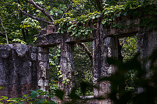 南京灵谷寺废弃的石屋