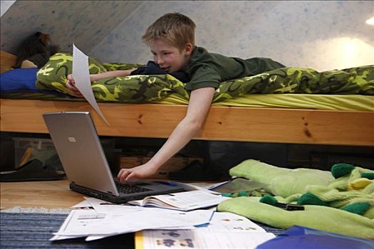 男孩,11岁,工作,电脑,在家,房间,家庭作业,学校