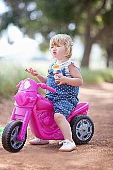 幼儿,女孩,坐,玩具,摩托车