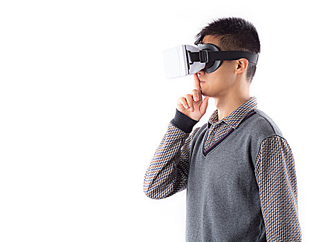 年轻人通过vr耳机体验虚拟现实隔绝在白色背景