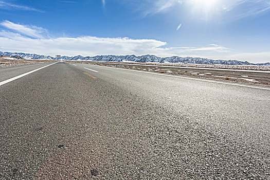 中国西部荒野道路