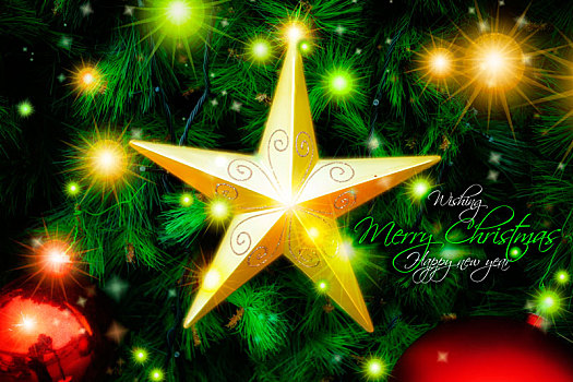 圣诞节,耶诞树上装饰许多耶诞饰品及金色的星星