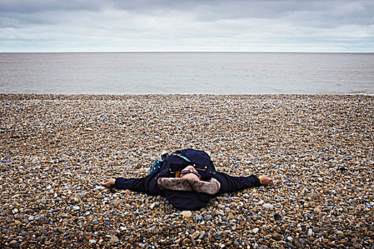 女人,躺着,背影,圆石滩,海洋