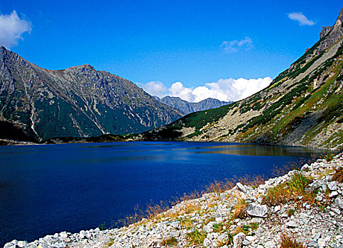 湖,山峦