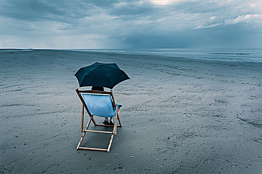 成年,女人,坐,折叠躺椅,风暴,海滩,伞