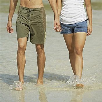年轻,情侣,握手,走,海滩