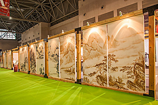 重庆工艺品展示的瓷器国画长廊