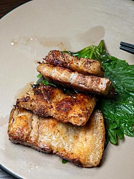 日式烤肉搭配紫蘇葉和蘸料