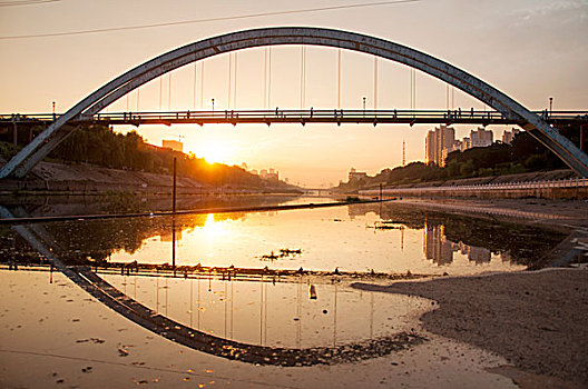 清晨时跨国河流的拱桥