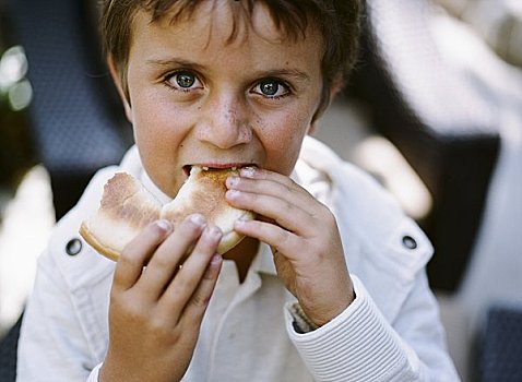 男孩,吃,面包,亨丁顿海滩,加利福尼亚,美国