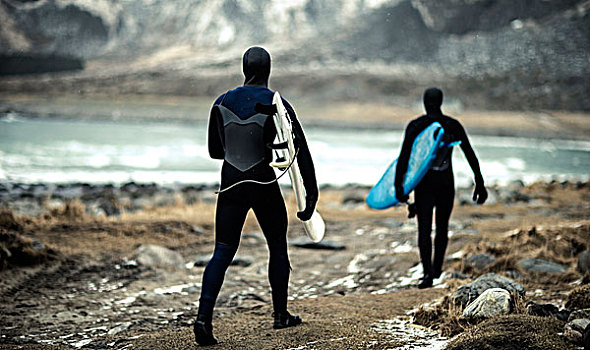 两个,冲浪,穿,紧身潜水衣,冲浪板,走,海洋,山,后面
