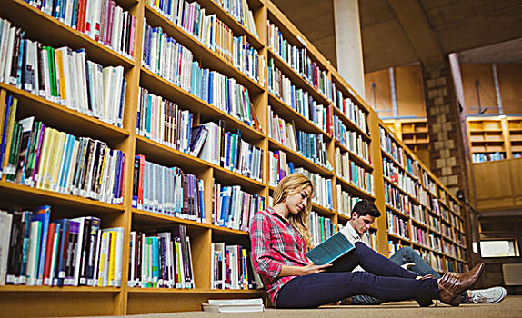 微笑,同学,读,书本,靠着,书架,图书馆