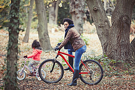 母女,骑自行车,秋天,木头