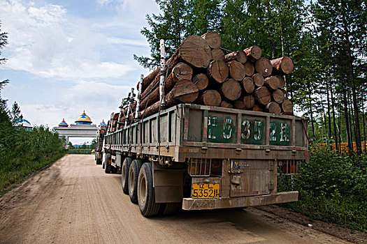 大兴安林地区内蒙古与黑龙江省交界处古莲乡关卡路上运输木材的汽车