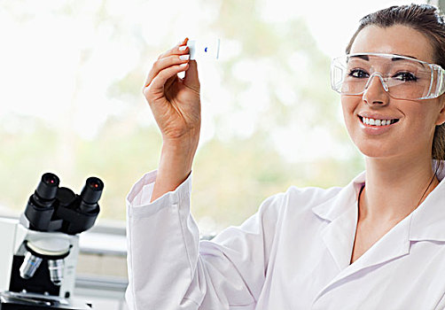 微笑,科学,学生,拿着,显微镜载物片