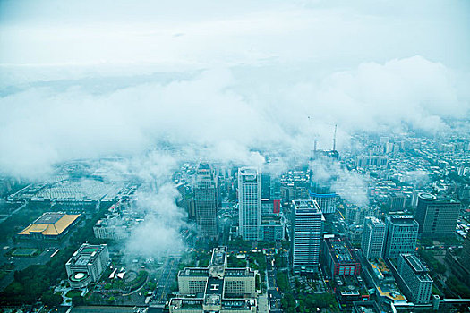 台湾台北市133大厦上眺望云雾中的台北市景