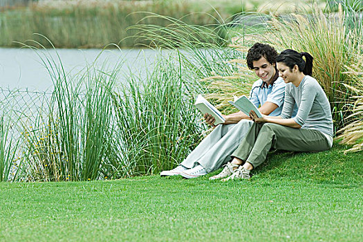 年轻人,情侣,读,户外,坐,草,边缘,湖