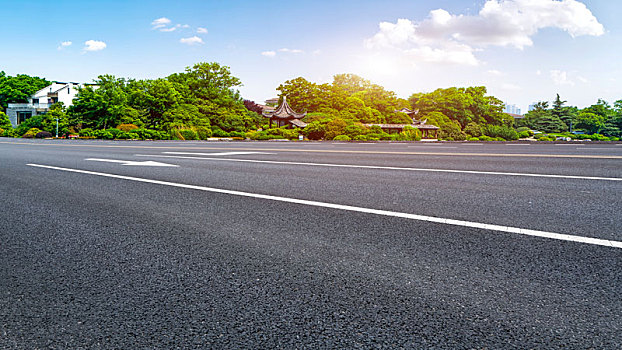 前景为空的道路地面和户外自然景观