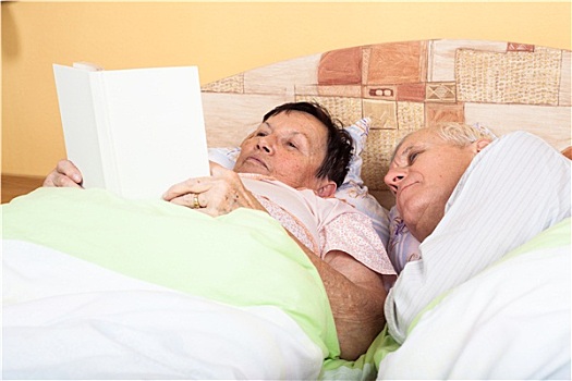 老年,夫妻,读,书本,床上
