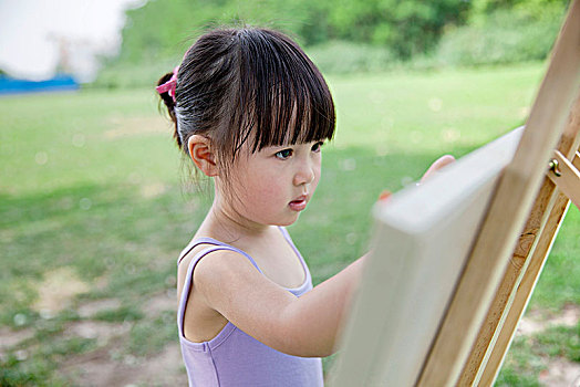 正在畫畫的小女孩