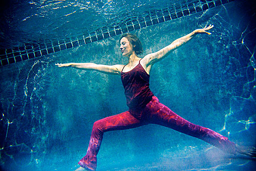 成年,女人,穿,红色,瑜珈,裤子,背心,瑜伽姿势,水下视角