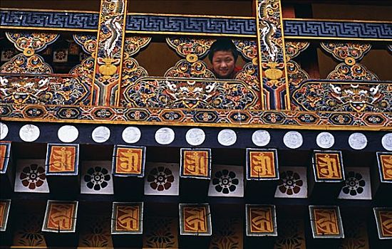 年轻,僧侣,学习,普那卡宗,寺院,装饰,栏杆,交汇,河,17世纪,冬天,不丹