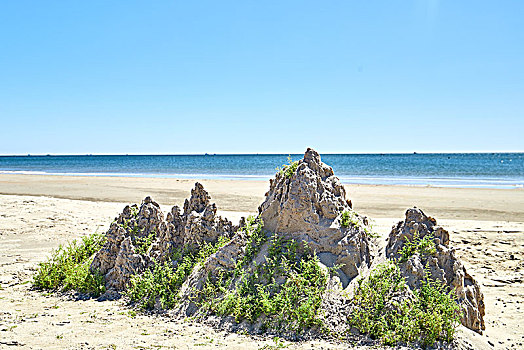 河北秦皇岛海边用沙子堆起的假山