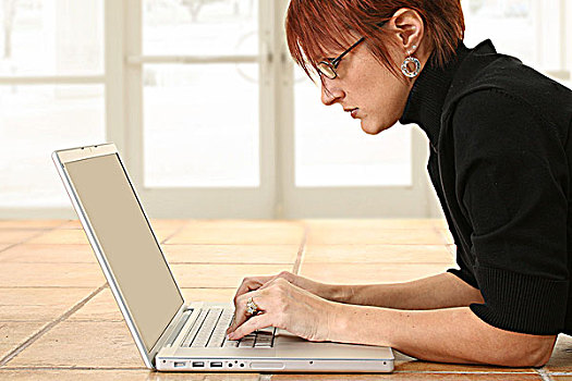 职业女性,躺着,工作,笔记本电脑
