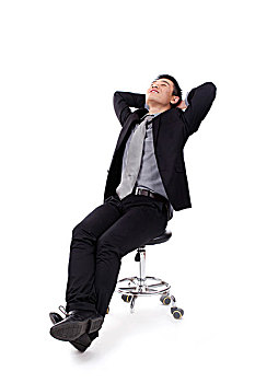 一个坐在椅子上思考的青年商务男士