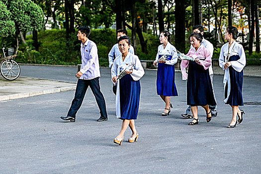 朝鲜,衣着时尚的女导游与中国游客关系融洽