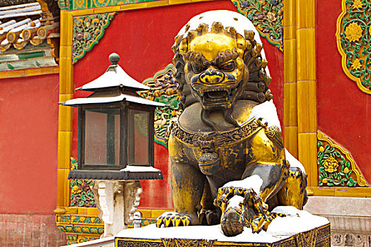 雪后故宫的铜狮子