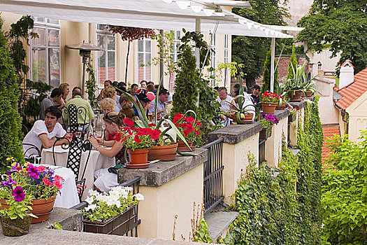 游客,捷克,享受,就餐,户外,平台,餐馆,仰视,城堡,布拉格,捷克共和国,欧洲