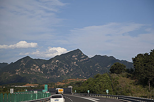 平坦干净的高速公路