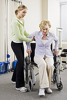 理疗师,帮助,女人,轮椅