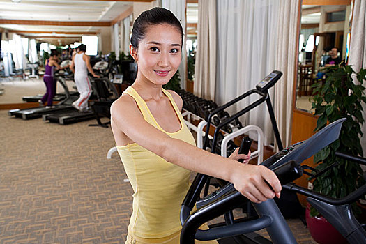 年輕女人運動健身