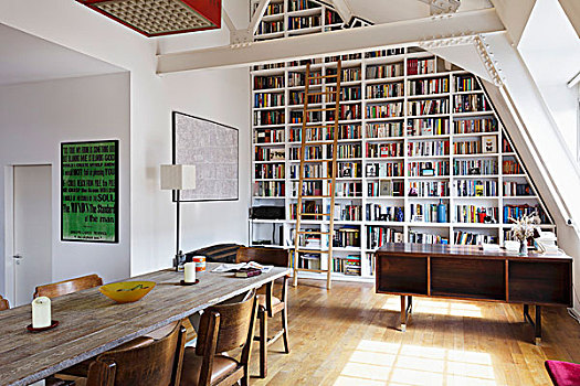 书架,木质,图书馆,梯子,倾斜,天花板,长,木桌子,软垫,椅子,前景