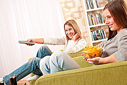 学生,两个,女青年,看电视,吃,松脆食品,现代,休闲
