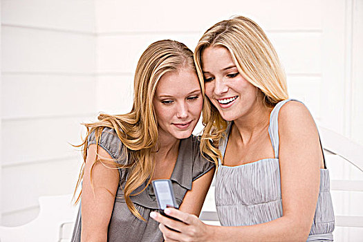 两个女人,读,信息,手机
