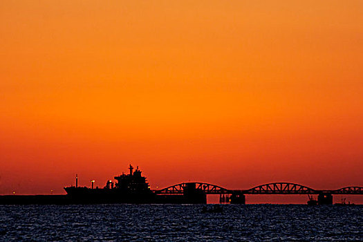 中国海上红色的早晨和轮船的剪影