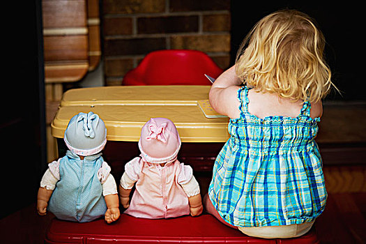 幼儿,坐,玩,桌子,两个,娃娃,艾伯塔省,加拿大
