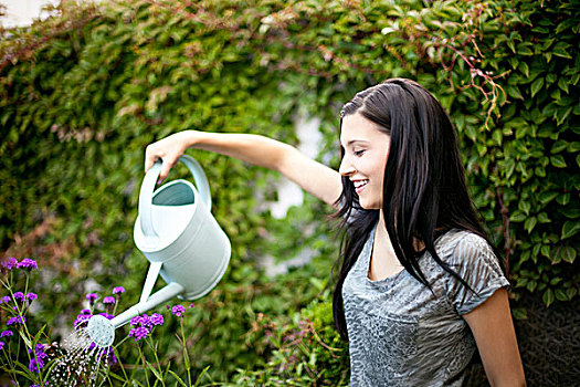年轻,女人,浇水,花,花园