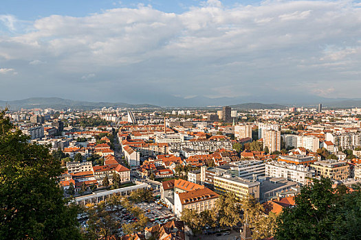 斯洛文尼亚首都卢布尔雅那黄昏城市风景