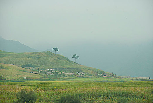 中朝边界鸭绿江对岸朝鲜风光