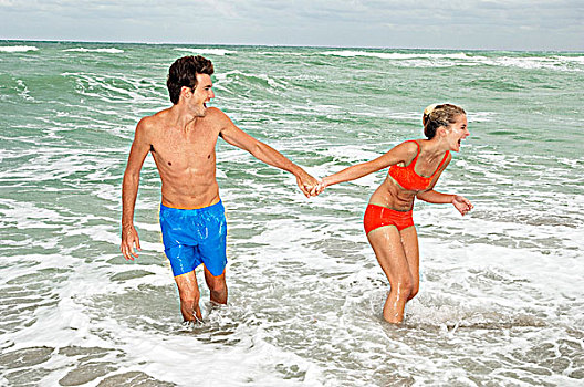 伴侣,握手,走,水中,海滩