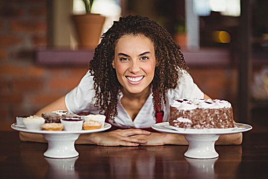女店员,弯腰,巧克力蛋糕,杯形蛋糕,咖啡馆